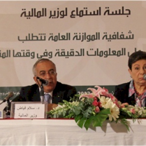 وزير المالية يستمع ويجيب على اسئلة المجتمع المدن