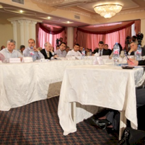 وزير المالية يستمع ويجيب على اسئلة المجتمع المدن