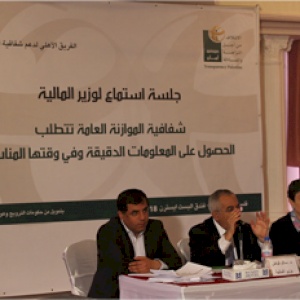 وزير المالية يستمع ويجيب على اسئلة المجتمع المدن