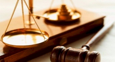 السجن عامين لموظفين سابقين في "القضاء" بتهم فساد