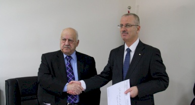 رئيس الوزار الفلسطيني يتسلم مسودة مشروع قانون حق الحصول على المعلومات