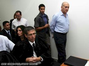 إسرائيل تقدم رئيس وزرائها السابق للمحاكمة