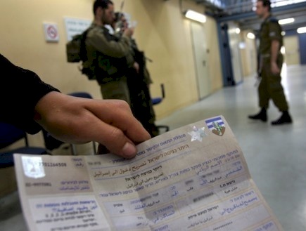 ضابط إسرائيلي تلقى رشاو من فلسطينيين مقابل منحهم تصاريح عمل لإسرائيل