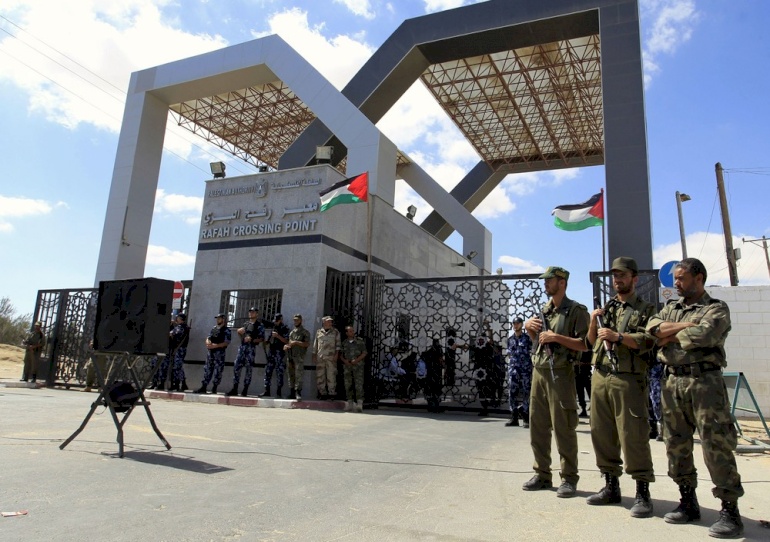 سماسرة معبر رفح.. بالأرقام: 5 ملايين و40 ألف دولار حصيلة تنسيقات معبر رفح في 9 أيام!