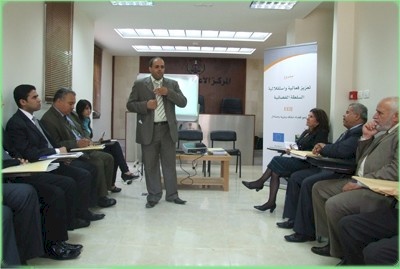 تعزيز فعالية واستقلالية السلطة القضائية  بدعم من الإتحاد الأوروبي    اختتم الائتلاف من اجل النزاهة والمساءلة – أمان  12 ورشة عمل حول مدونات السلوك  استهدفت 100 قاضي صلح وبداية و 130 من العاملين في دوائر التنفيذ والتبليغ وكتاب العدل