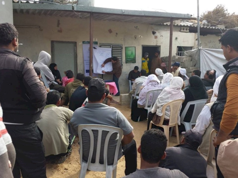400 طفل وطفلة من الملالحة يسيرون على الأقدام للوصول الى مدارسهم برفقة أمهاتهم بسبب عدم توفر وسائل النقل