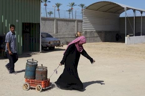 "التحرش والرشوة الجنسية" فيروس يصيب الفتيات والنساء العاملات في غزة
